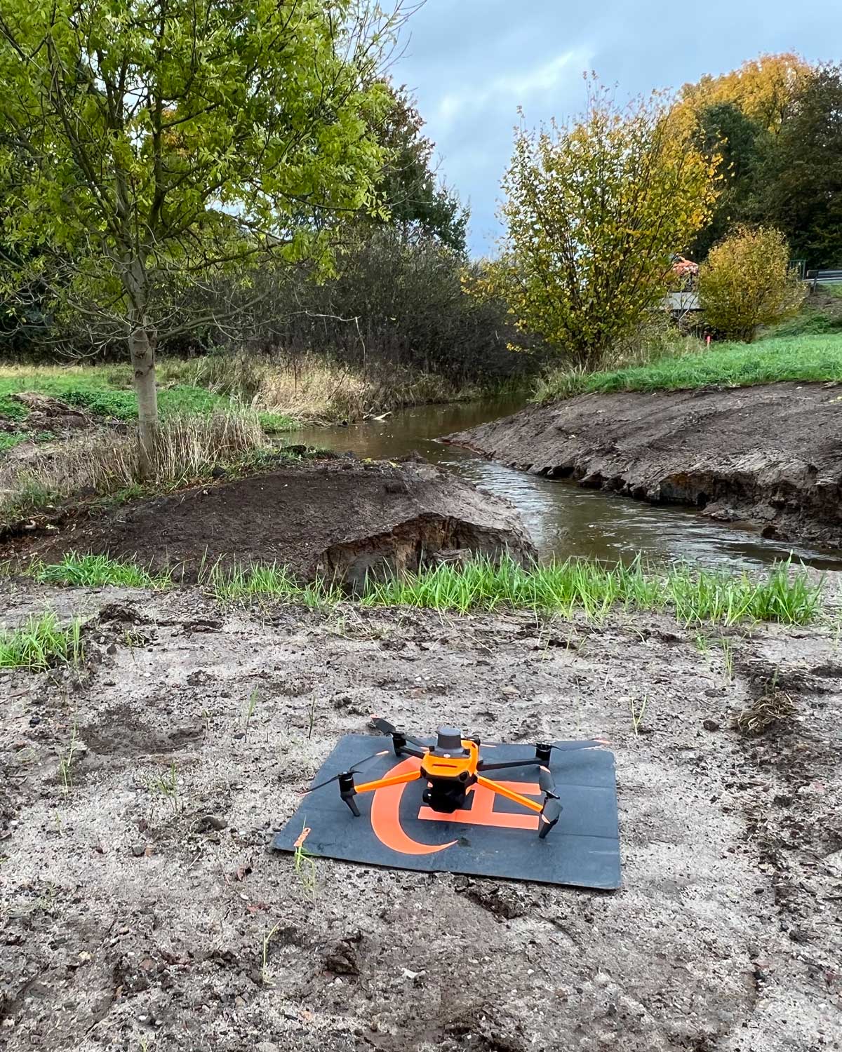 Vermessungstechniker erfasst eine Straße mit einem tragbaren mobilen 3D-Laserscanner.