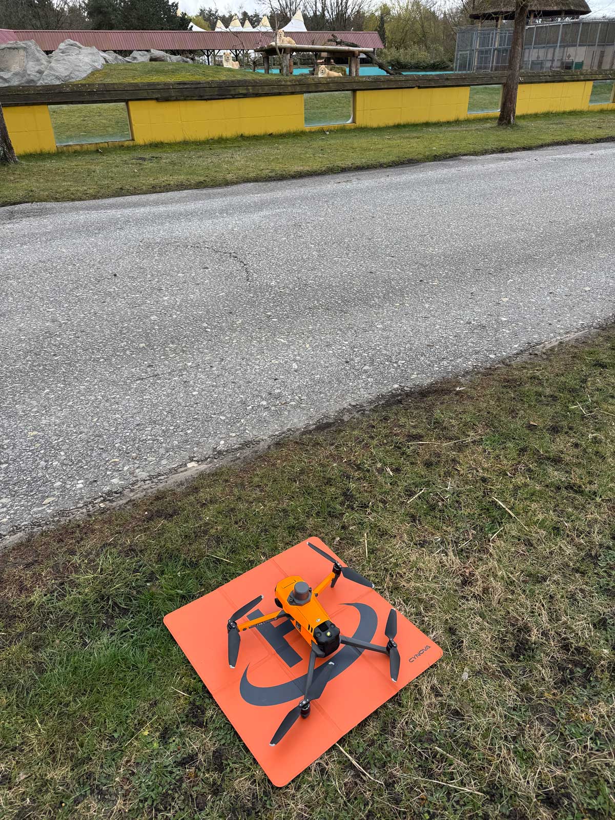 Vermessungstechniker erfasst eine Straße mit einem tragbaren mobilen 3D-Laserscanner.