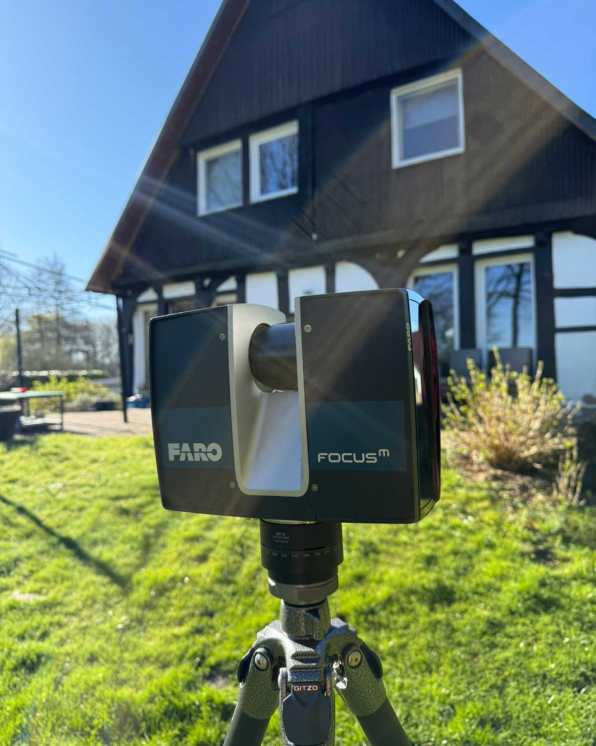 Vermessungstechniker erfasst eine Straße mit einem tragbaren mobilen 3D-Laserscanner.